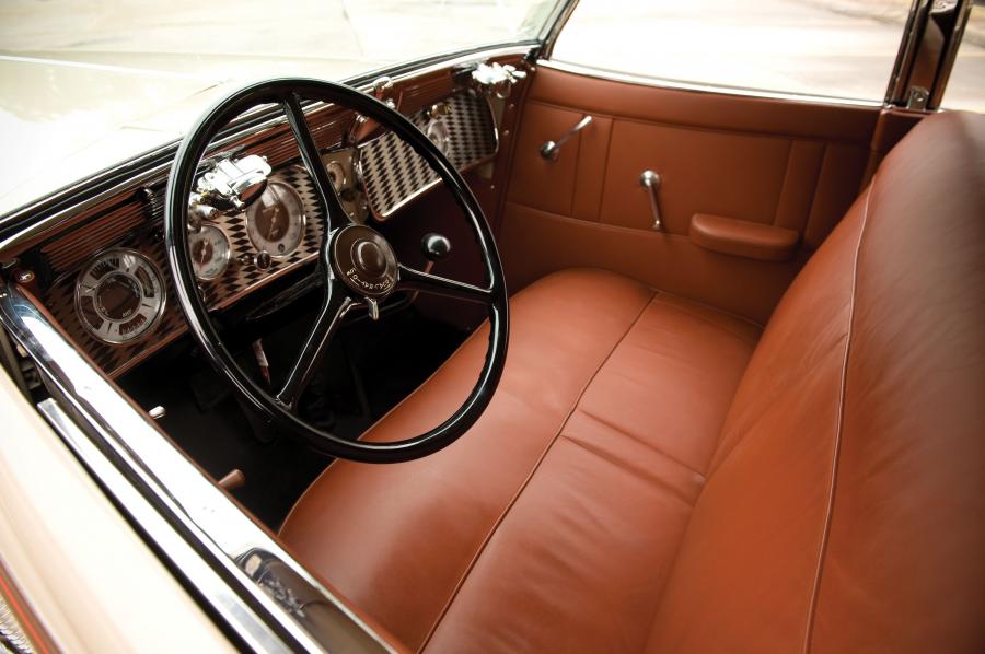 Интерьер Auburn 851 Supercharged Dual Ratio Phaeton Sedan 1935 года  (фото 36 из 40)